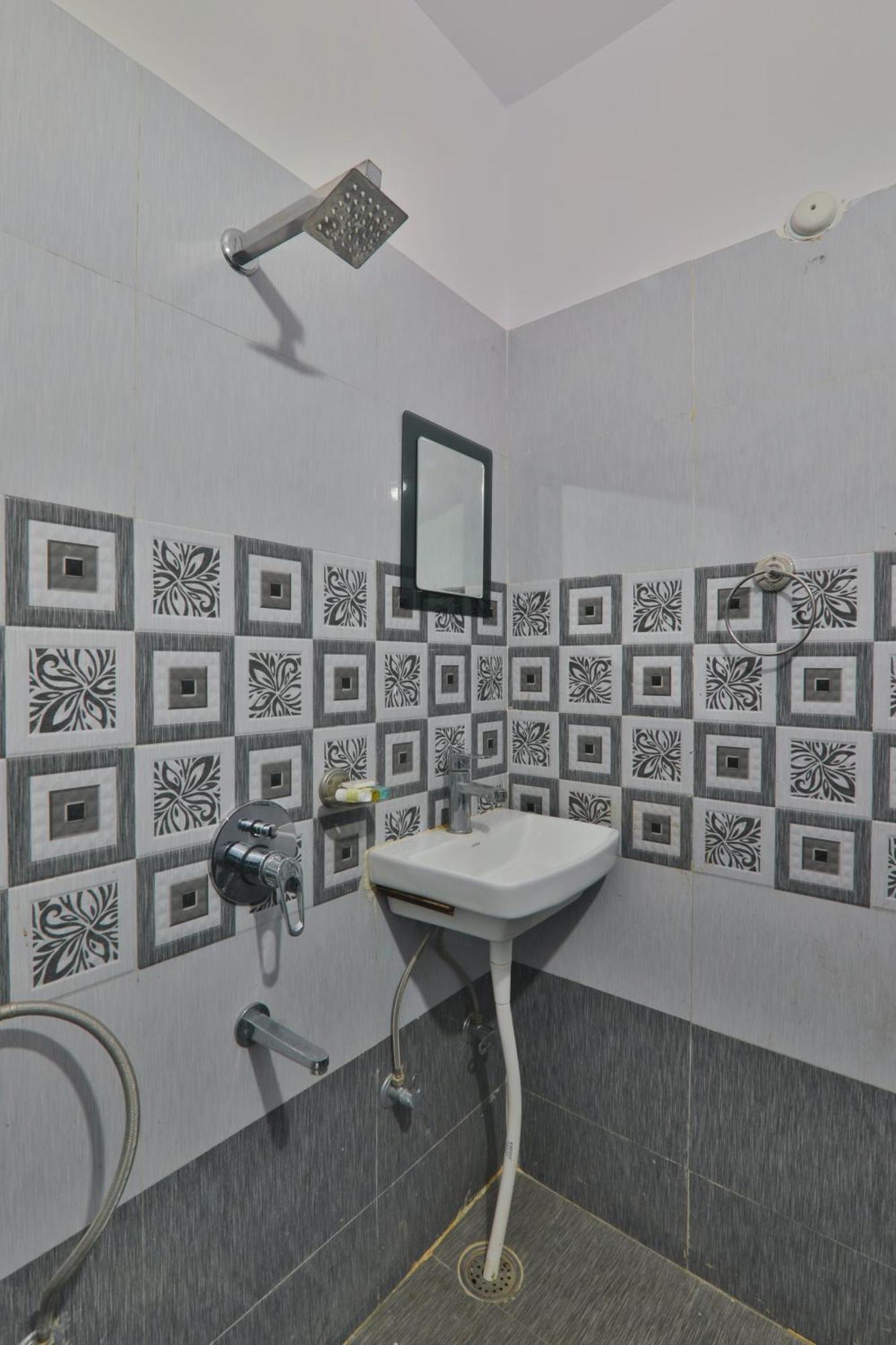 Divine Glory Hotel Lucknow Bagian luar foto
